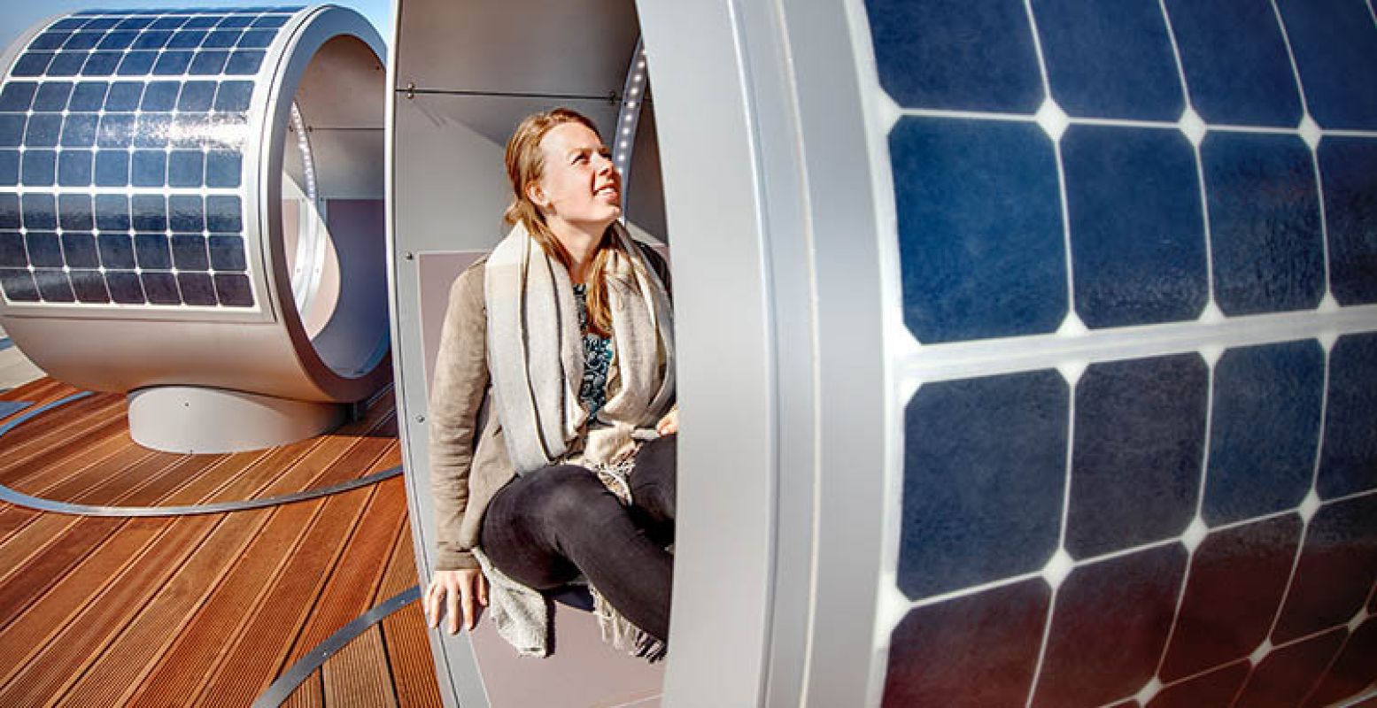 Met de draaibare stoelen op het dak wek je energie op en activeer je fonteinen. Foto: Science Center NEMO.