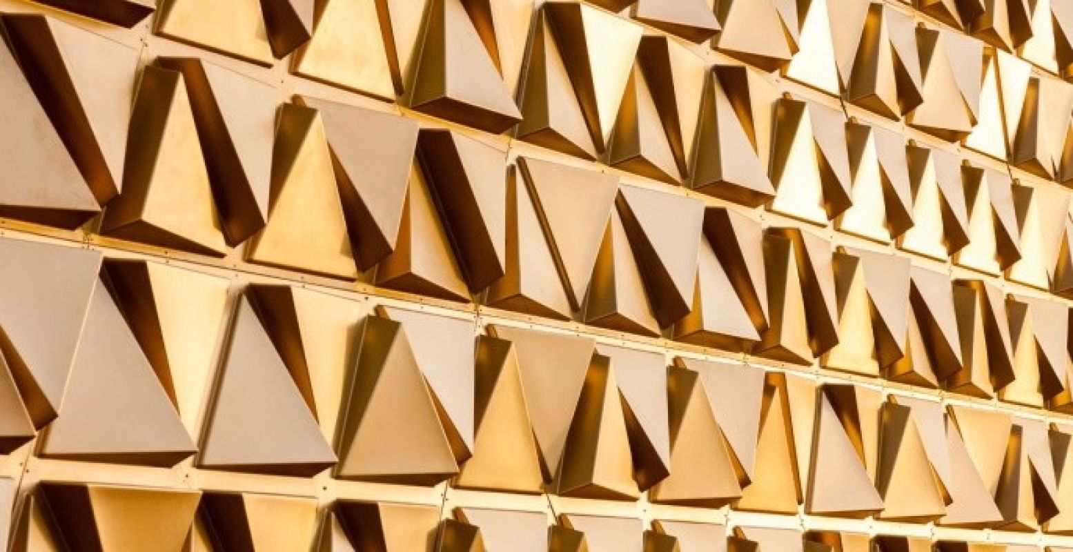 De gouden panelen die de gevel versieren.