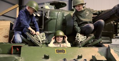 Bewonder de indrukwekkende legertanks uit de Tweede Wereldoorlog én klim er bovenop. Foto: Oorlogsmuseum Overloon