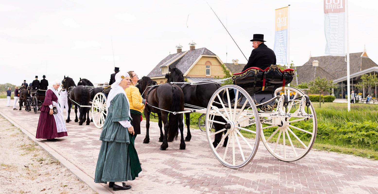 Het Fries Landbouwmuseum werd op 16 mei officieel heropend met een lange tocht van Friese paarden. Foto: Fries Landbouwmuseum