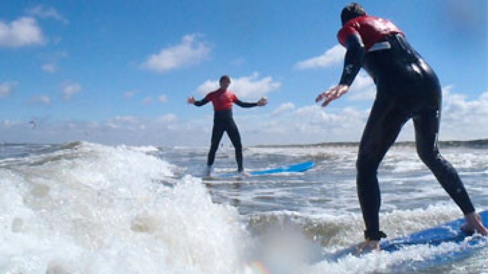 Zoek de balans op de kleine witte golfjes. Foto:  Surfschool Surfkaravaan .