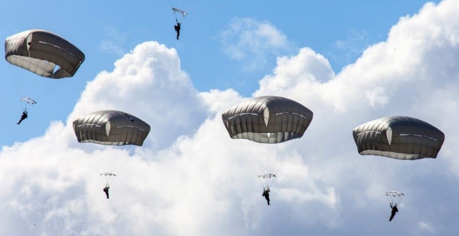Honderden parachutisten. Foto: Gemeente Ede