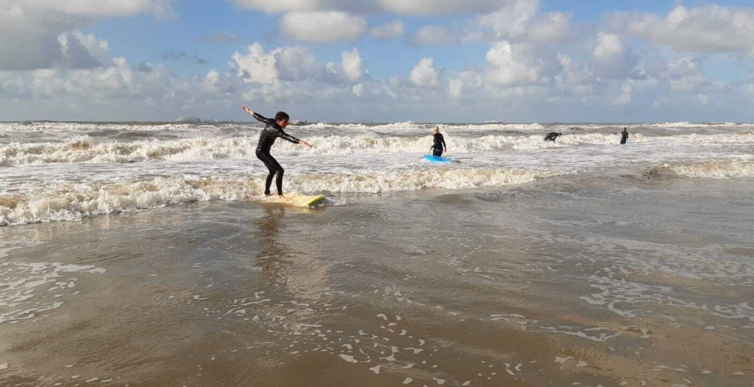Bedwing de golven en begin met een surfles. Foto: DagjeWeg.NL / Ernst Plattèl