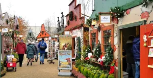Deze 6 bijzondere kerstmarkten wil je niet missen Winkelen tussen de huisjes van het KerstNostalgie kerstdorp. Foto: DagjeWeg.NL