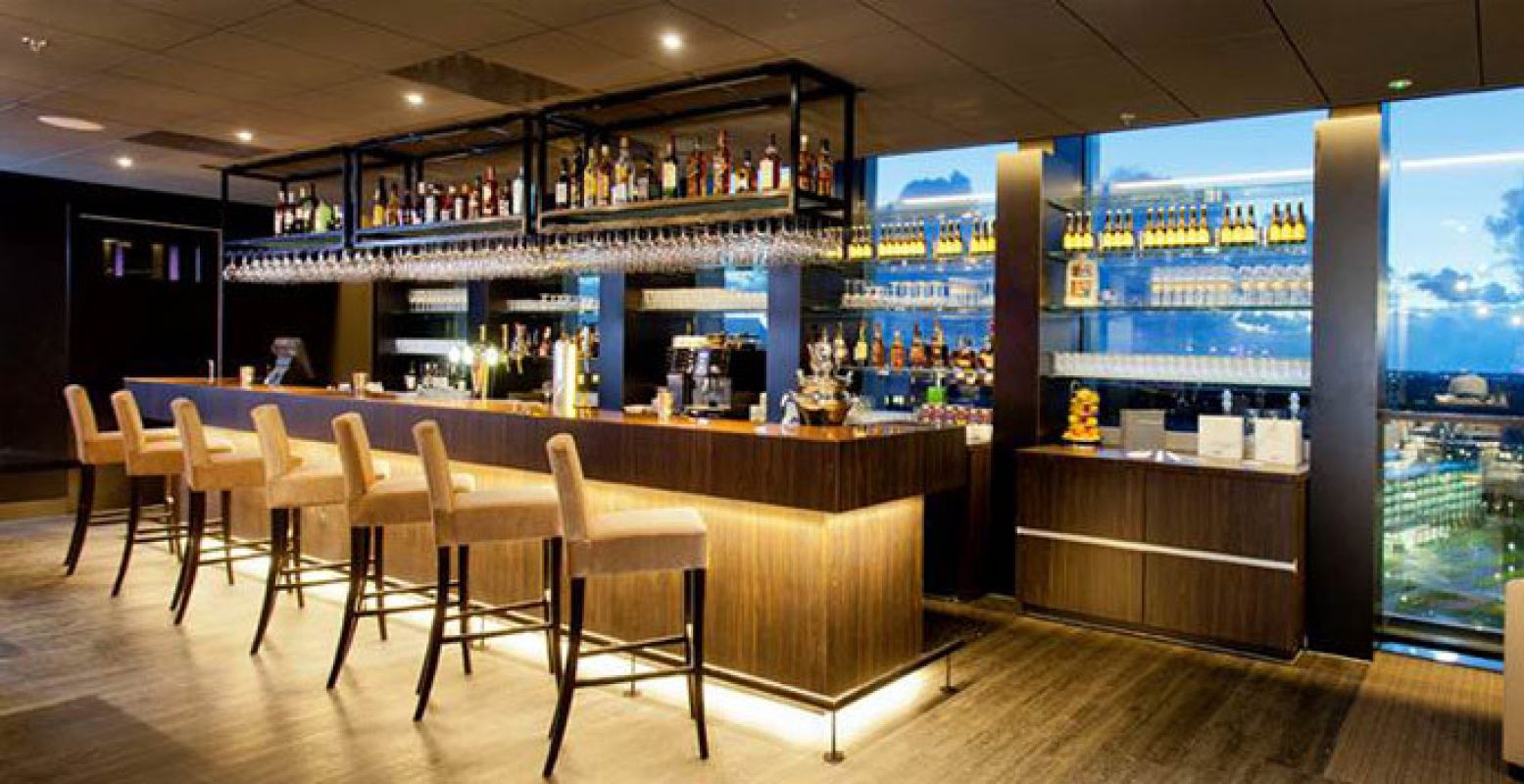 Laat je in de watten leggen in de gezellige bar van hotel Golden Tulip & Tulip Inn Leiden Centre
