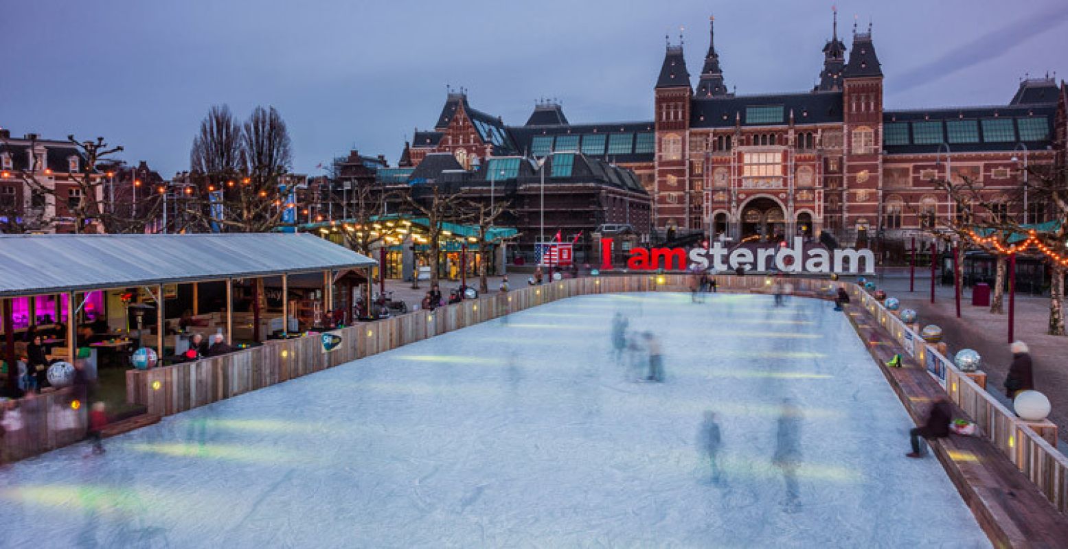Samen schaatsen in Amsterdam met een uniek uitzicht. Foto: Ice*Amsterdam.