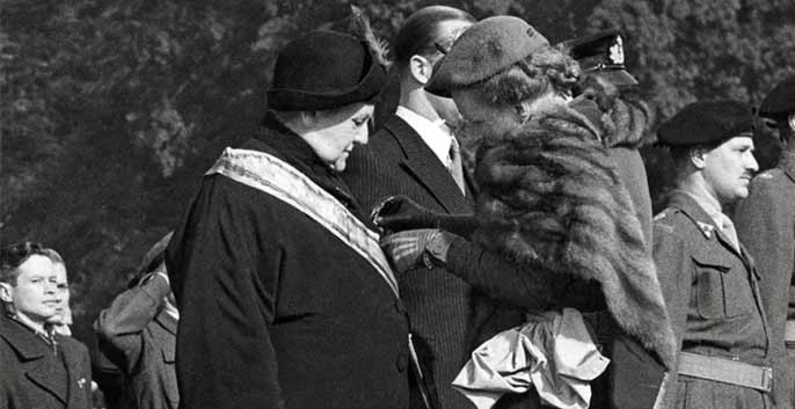 Juliana speldt haar moeder in 1948 de Militaire Willemsorde op. Collectie: Koninklijk Huisarchief