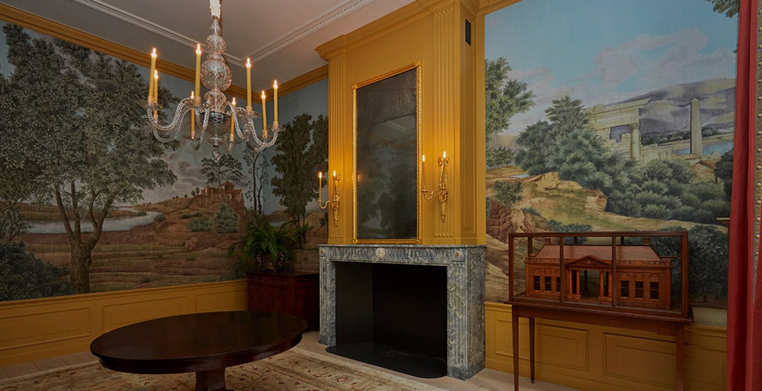 Eén van de bijzondere interieurs met landschapsbehang en indrukwekkende schouw. Bijgesneden voor DagjeWeg.NL. Foto: Teylers Museum © Johan Nieuwenhuize