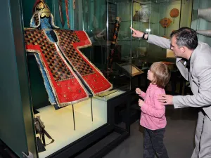 Bewonder voorwerpen uit Japan en Korea. Foto: Wereldmuseum Leiden