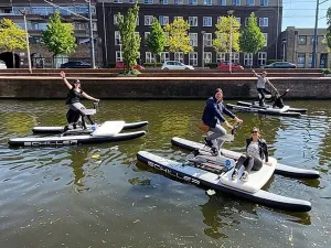 Stap op een Schiller Waterfiets. Foto: Bootje Varen Delft