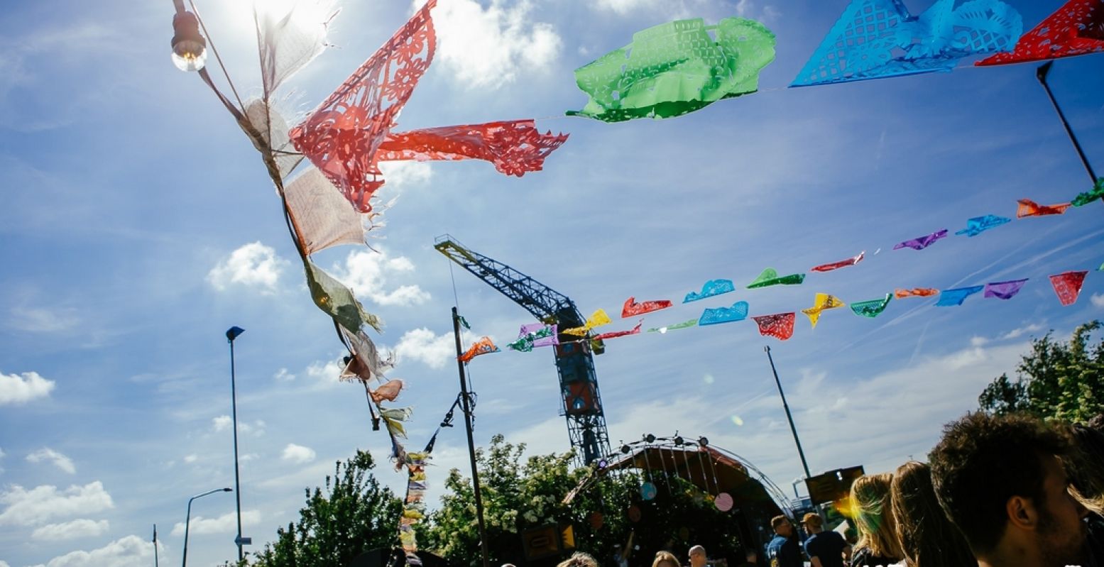 De vrolijke vlaggetjes zeggen het al: hier is het fun! Foto: Festival Hemeltjelief!