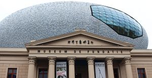 Over de foto: Het gebouw van Museum de Fundatie is uniek en niet te missen in Zwolle. Foto: DagjeWeg.NL. Het gebouw van Museum de Fundatie is uniek en niet te missen in Zwolle. Foto: DagjeWeg.NL.