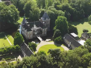 Het kasteel van boven. Foto: Kasteel het Nijenhuis © Aerophoto Schiphol.