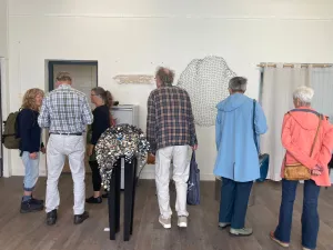 Bezoekers kunstweekend Oldskoel 2024. Foto: Evelien Linschoten Bezoekers kunstweekend Oldskoel 2024. Foto: Evelien Linschoten