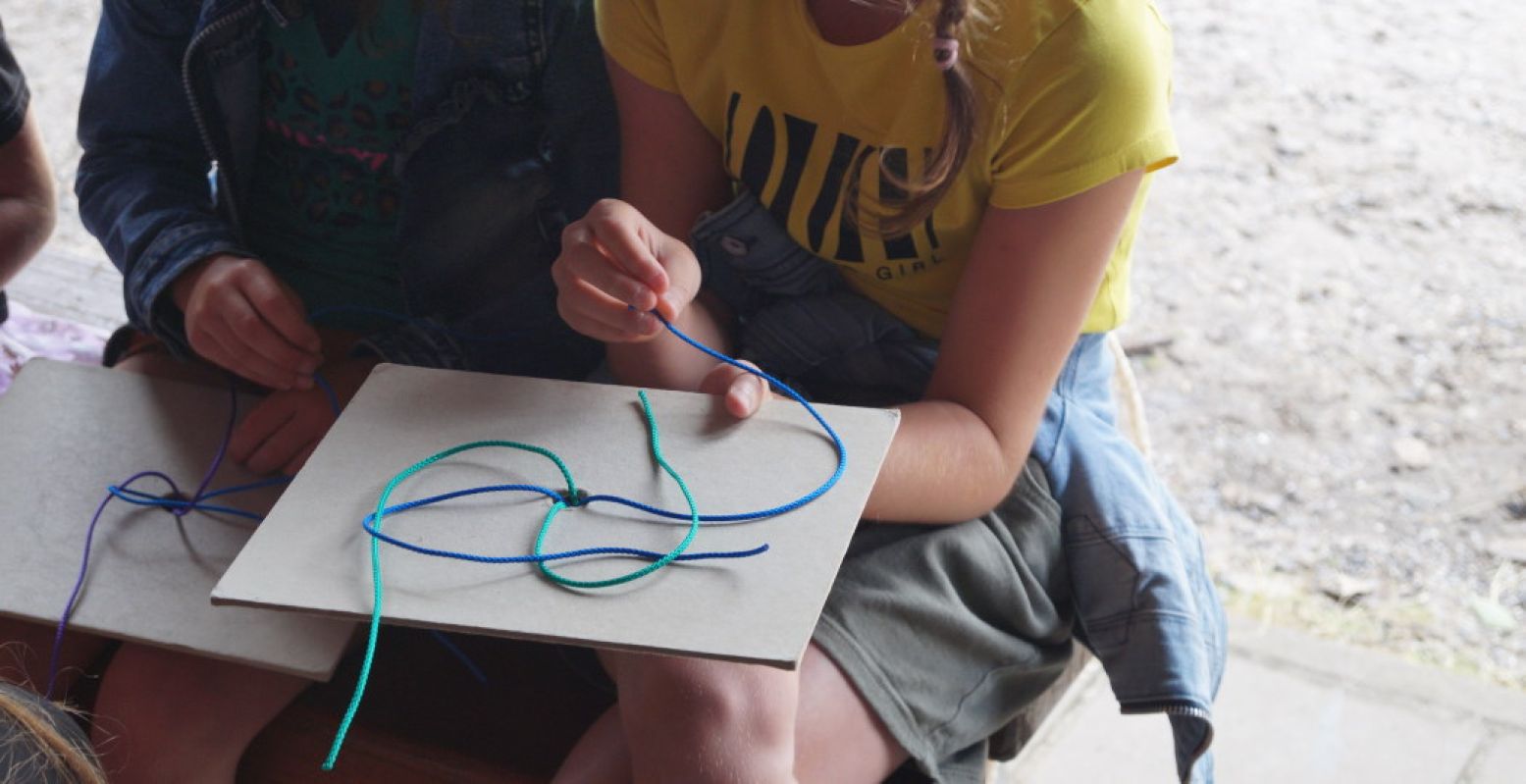 Kinderen mogen hun eigen sleutelhanger knopen. Foto: DagjeWeg.NL