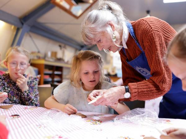 Zelf koekjes versieren en opeten! Foto: Bakkerijmuseum De Oude Bakkerij