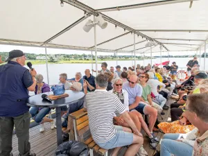 De gidsen vertellen allerlei interessante weetjes. Foto: Stichting Rijnoevervaarten