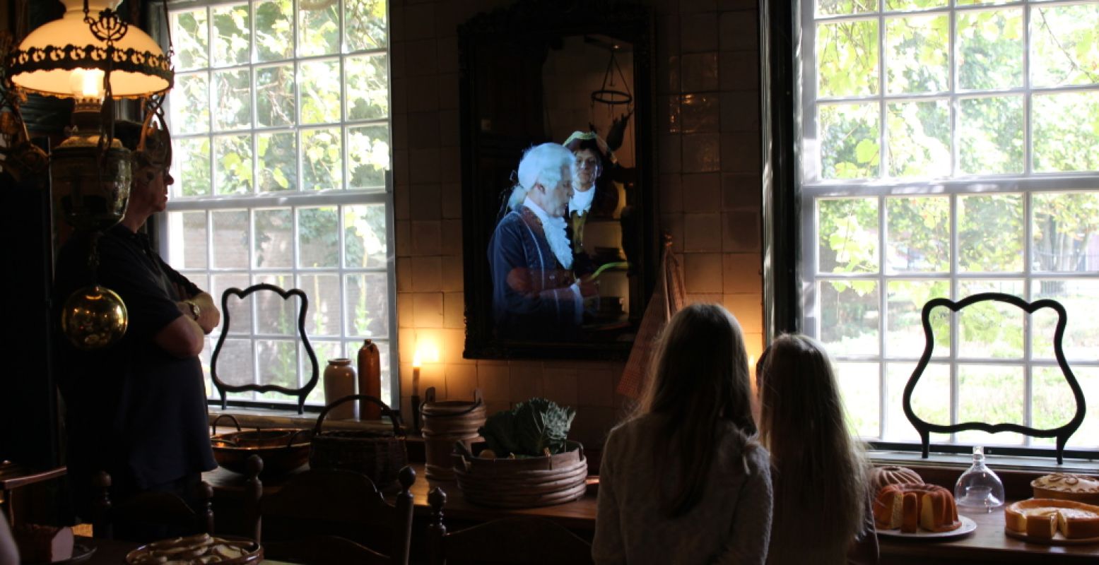 De bewoners van het Poppenhuis leiden bezoekers rond in een multimediatour. Foto: DagjeWeg.NL.