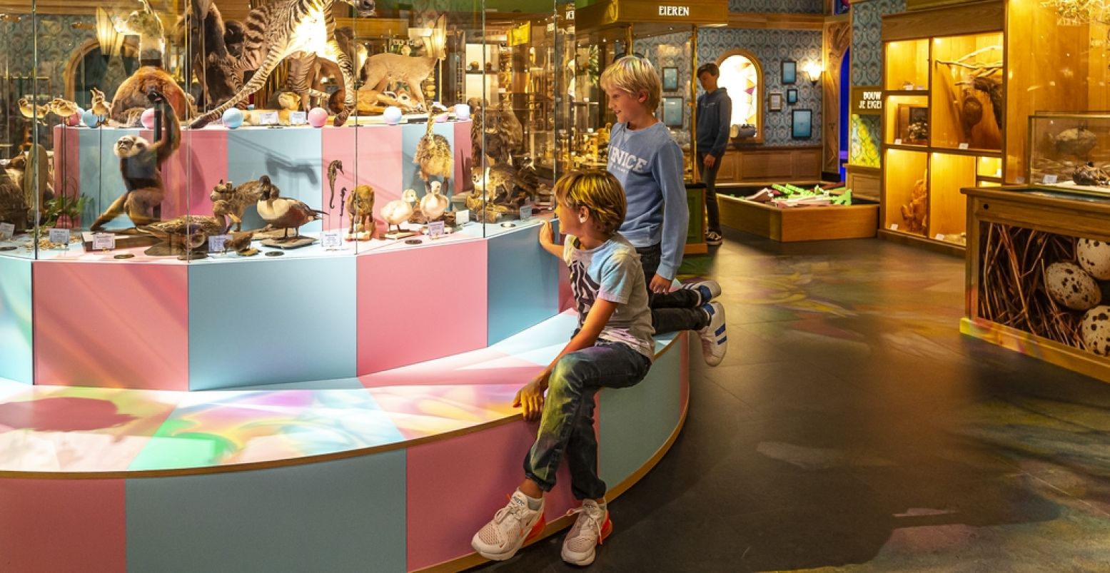 Bezoek een museum in de herfstvakantie! Het is dan weer Museumkidsweek en veel musea hebben leuke kinderactiviteiten. Zo kun je in Naturalis met een speciale kaart op expeditie door de natuur. Foto: Naturalis © Koen Mol Fotografie