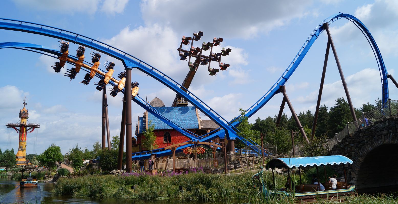 Vliegtuigmolen Pixarus en achtbaan Fēnix scheren dicht langs elkaar. Foto: DagjeWeg.NL