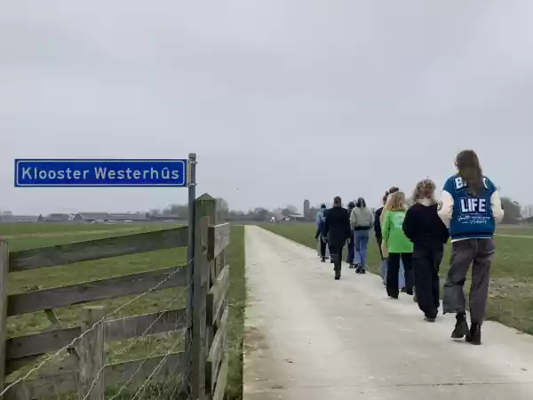 Jongeren wandelen. Fotograaf: Nijkleaster