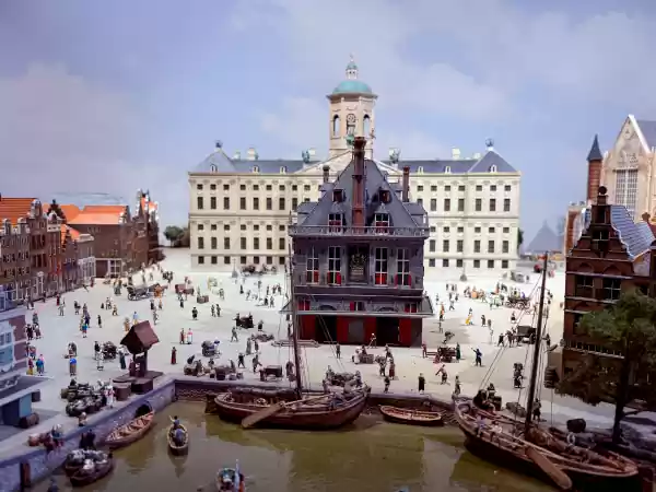 De Dam zag er vroeger heel anders uit. Foto: Miniatuur Museum Amsterdam