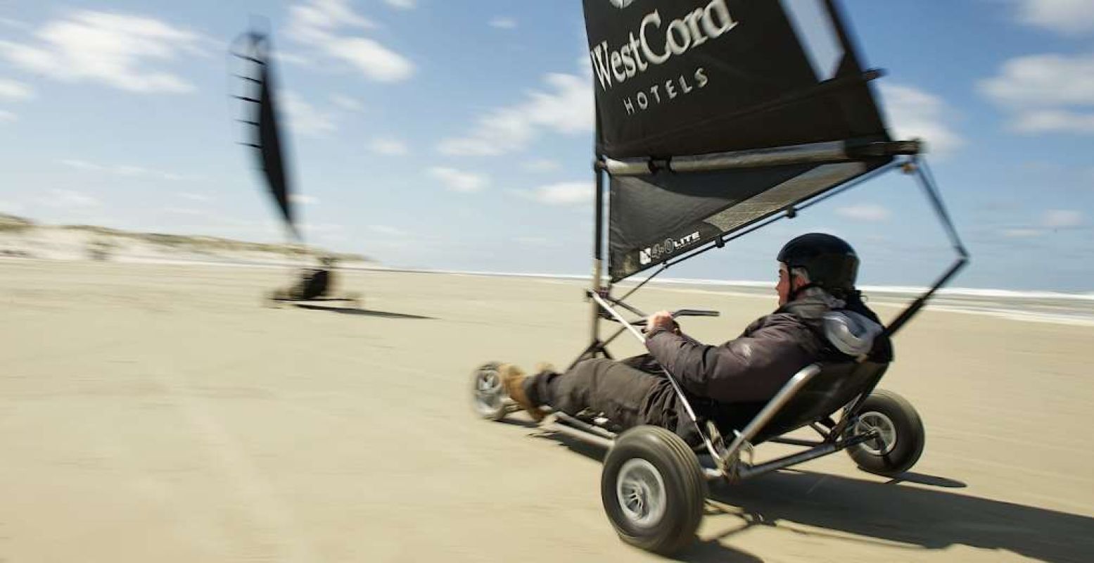 Cruisen over het strand in een blokart. Yeah! Foto: MooiWeer. Cruisen over het strand in een blokart. Yeah! Foto: MooiWeer.