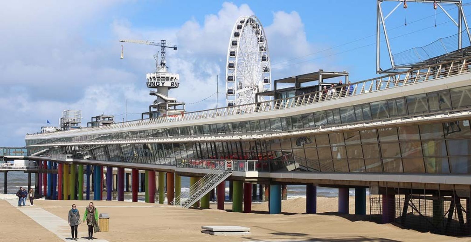De Pier in Scheveningen is een plaatje, inclusief zipline, reuzenrad en bungeejumptoren. Foto: Redactie DagjeWeg.NL.