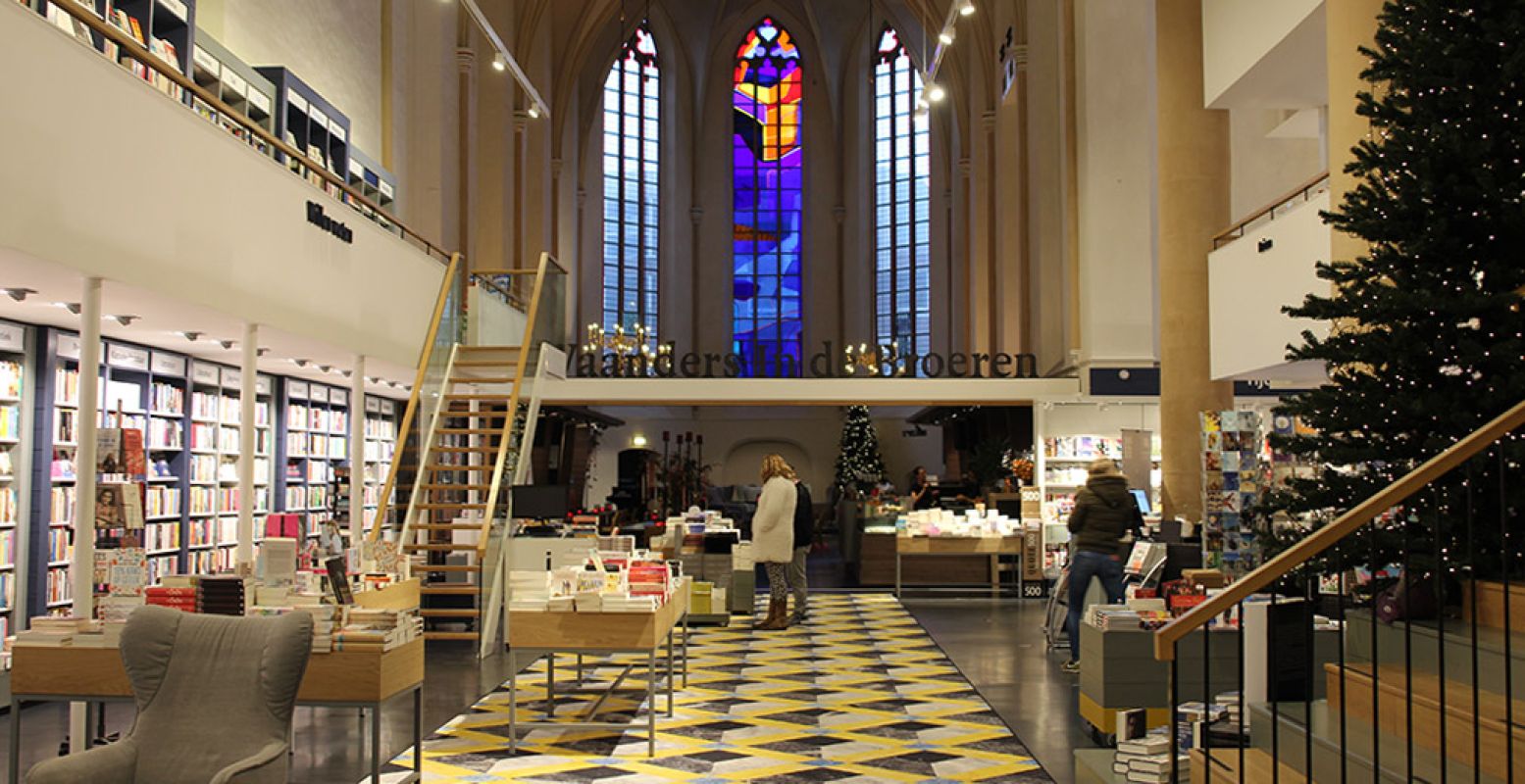De boekenwinkel zit sinds 2013 in de oude Broerenkerk, eerst als Waanders in de Broeren. De bouw van de kerk startte in 1466 en werd voltooid in 1512. Foto: DagjeWeg.NL.