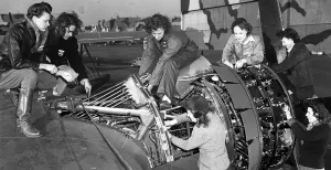 De heldinnen van de Tweede Wereldoorlog: Rosie the Riveter Vrouwen aan het werk in een fabriek in Maryland. Foto: Glenn L. Martin, Maryland Aviation Museum. Bron: Nationaal Bevrijdingsmuseum.