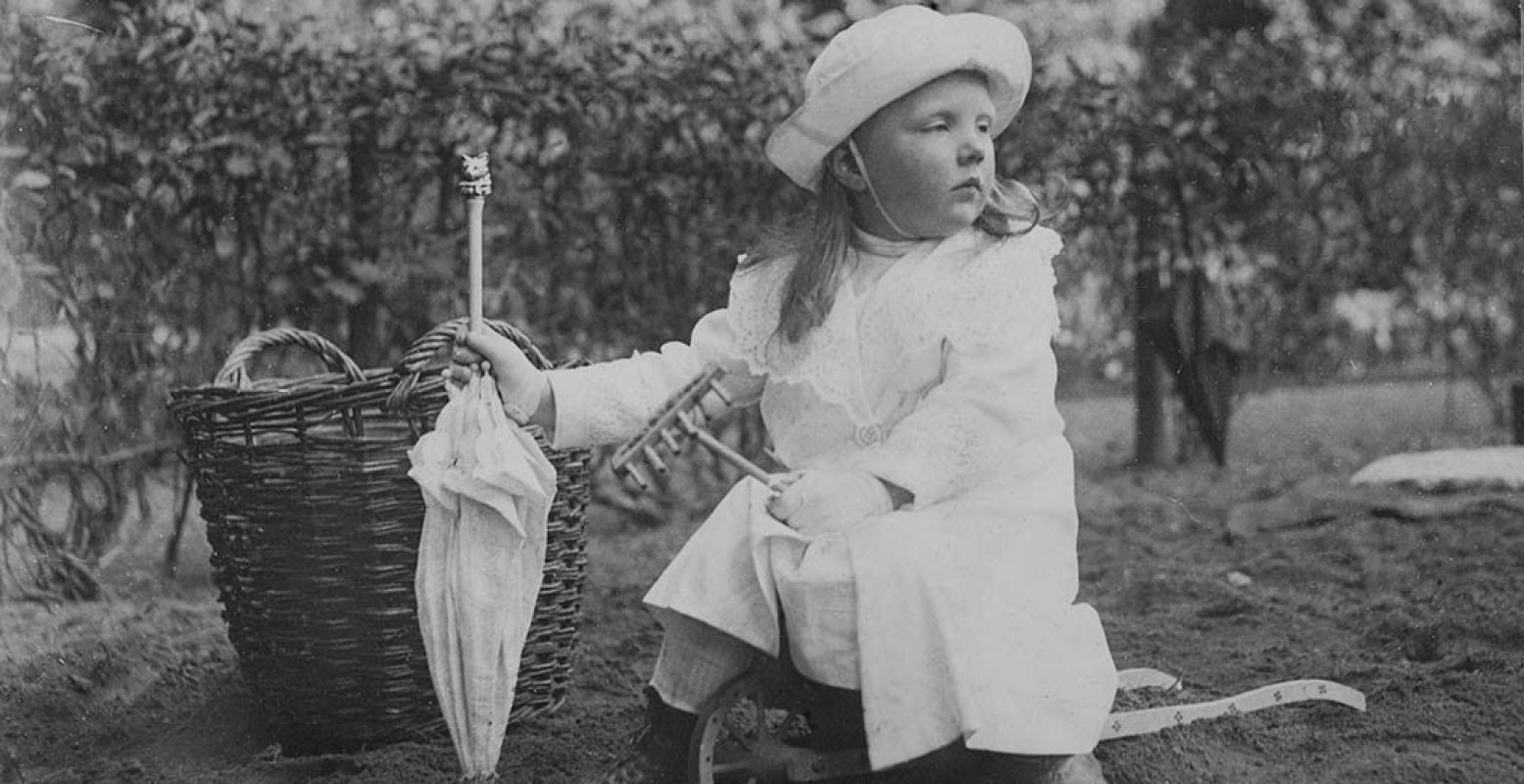 Foto: Prinses Juliana in de moestuin, 1913, foto gemaakt door Koningin Wilhelmina. Foto Koninklijke Verzamelingen, Den Haag.