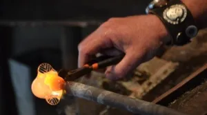 Het is veel te leuk in museumdorp Orvelte! Glasblazer Mark maakt van een druppel gloeiend glas een bloemetje. Foto: DagjeWeg.NL