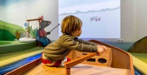 Over de foto: Op avontuur met Kikker in het Kinderboekenmuseum. Foto: Kinderboekenmuseum / Sarah Dona Op avontuur met Kikker in het Kinderboekenmuseum. Foto: Kinderboekenmuseum / Sarah Dona