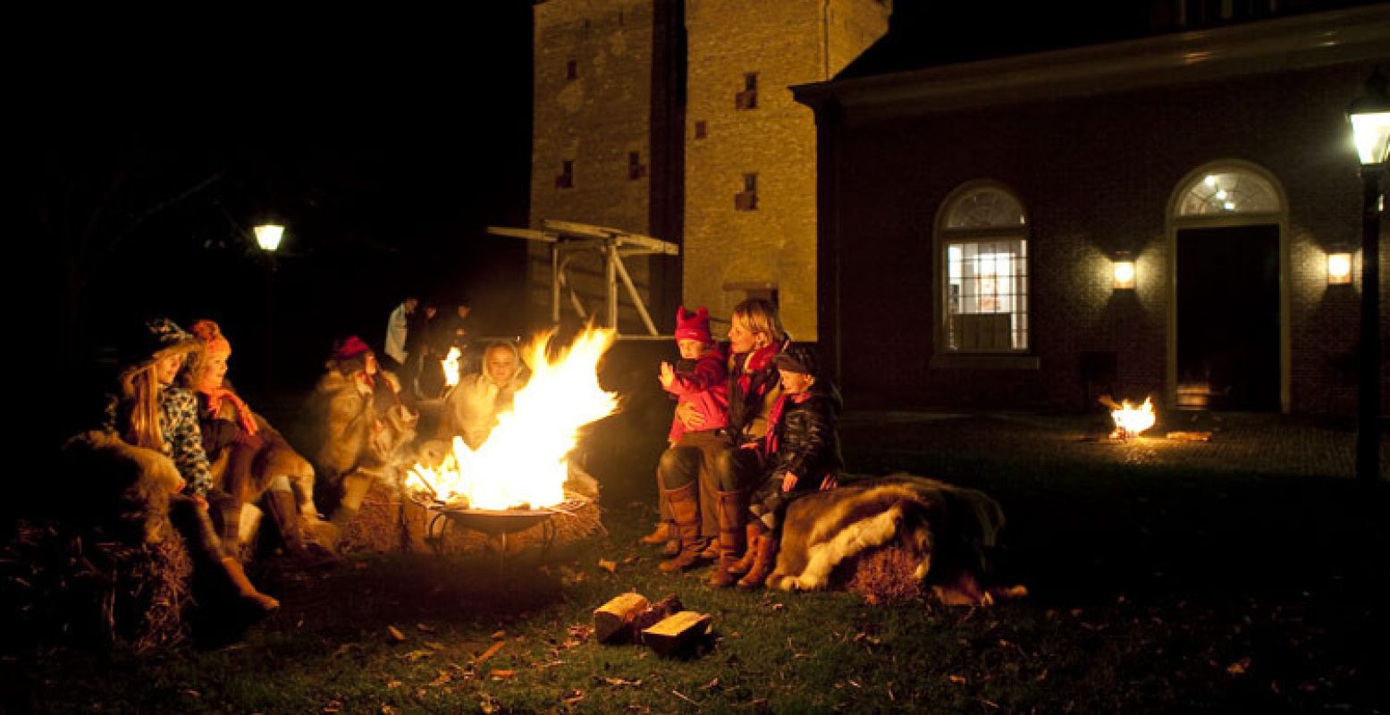 Samen genieten van de sfeer op het Winterfeest op Slot Loevestein.