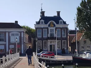 Stadhuis Harlingen Het stadhuis van Harlingen, met daarvoor de Raadhuisbrug. Foto: DagjeWeg.NL