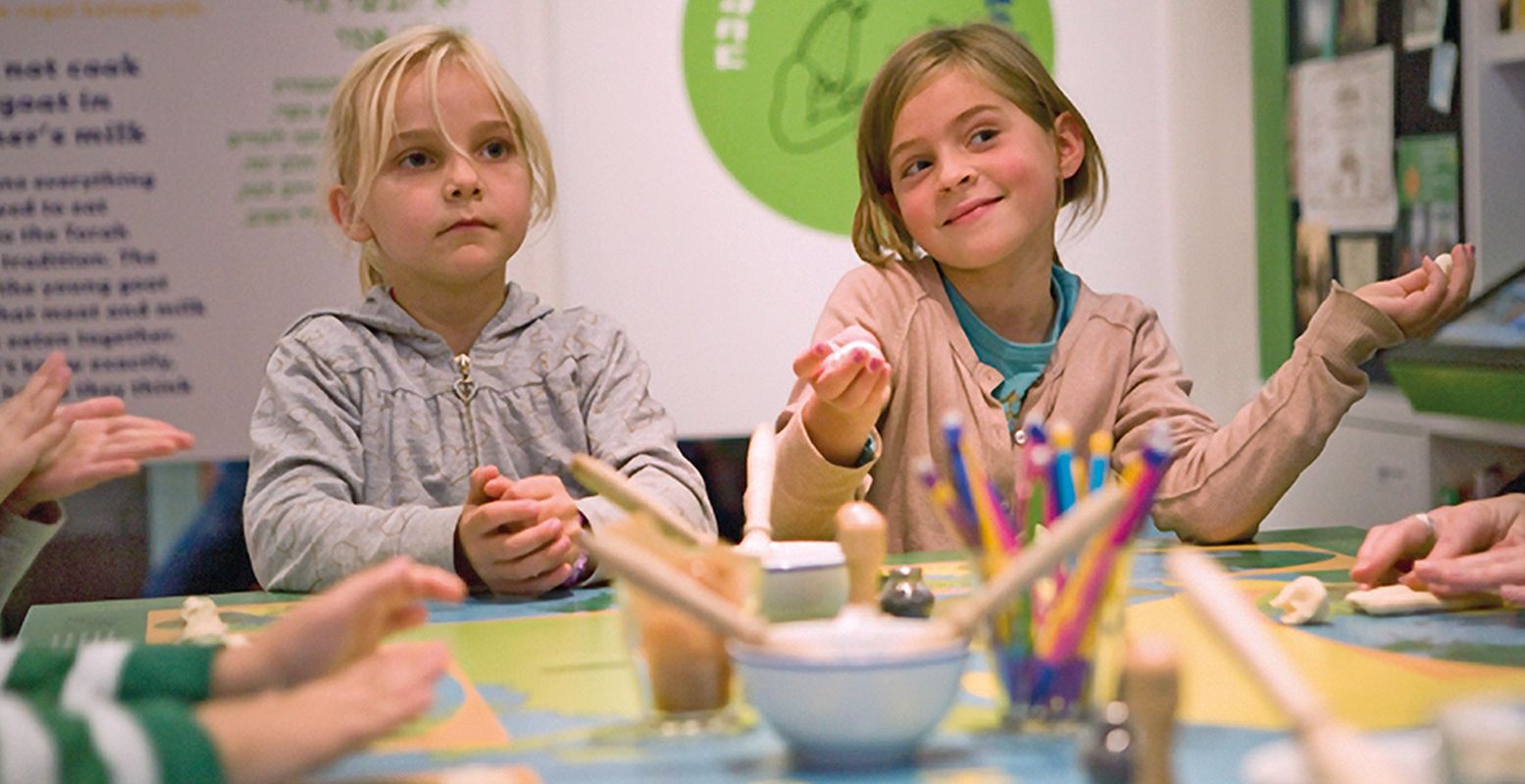 Bak koosjere koekjes in Joods Museum Junior. Foto: Joods Cultureel Kwartier © Ruud van Zwet