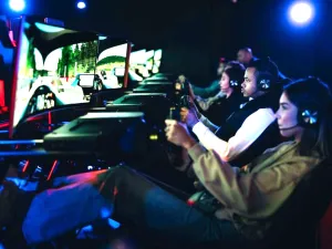 A_DAM VR Game & Race Park Race als een topcoureur. Foto: A'DAM VR Game & Race Park © Dennis Bouman