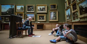 Slimmer dan de juf op de MuseumJeugd-Universiteit Ja, dat weet je juf of meester niet! Ook over schilderijen weten de experts van de kindercolleges veel te vertellen. Foto: MuseumJeugdUniversiteit © Martine Goulmy