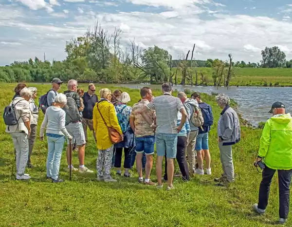 Passagiers op excursie in de Eckse Waarden. Foto: Cees van Doodeweerd.