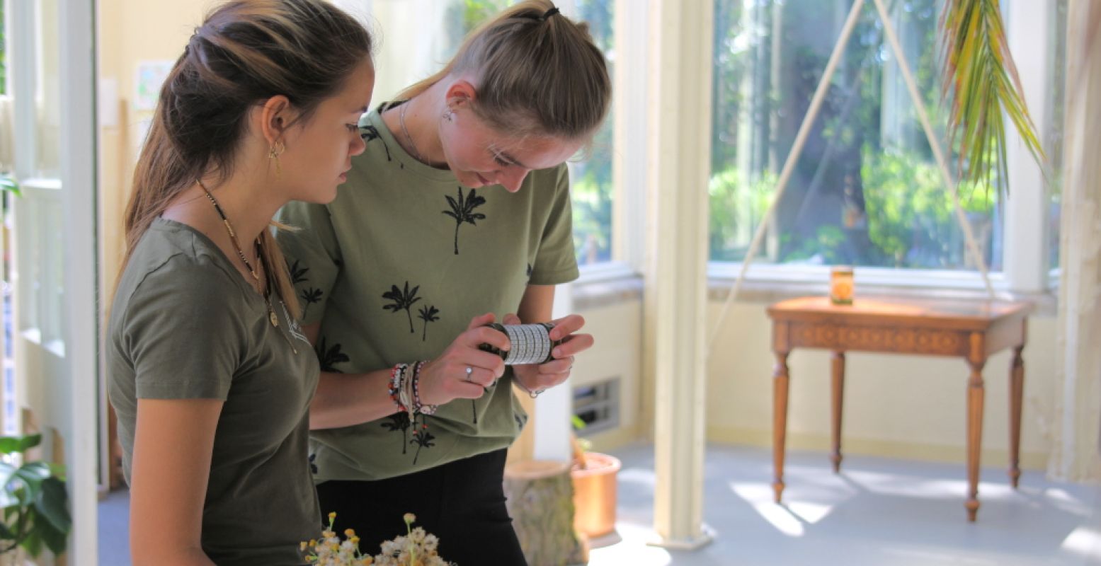 Twee meiden proberen een escape game op te lossen. Foto: DagjeWeg.NL, Coby Boschma.