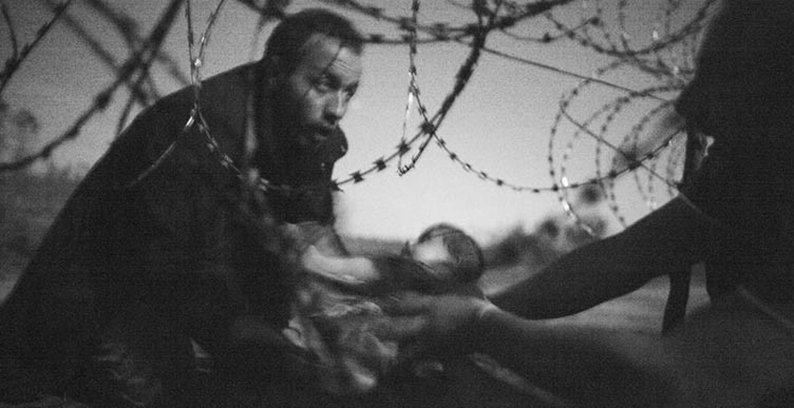 World Press Photo of the Year. Warren Richardson, Australia, 2015, Hope for a New Life. A man passes a baby through the fence at the Serbia/Hungary border in Röszke, Hungary, 28 August 2015.