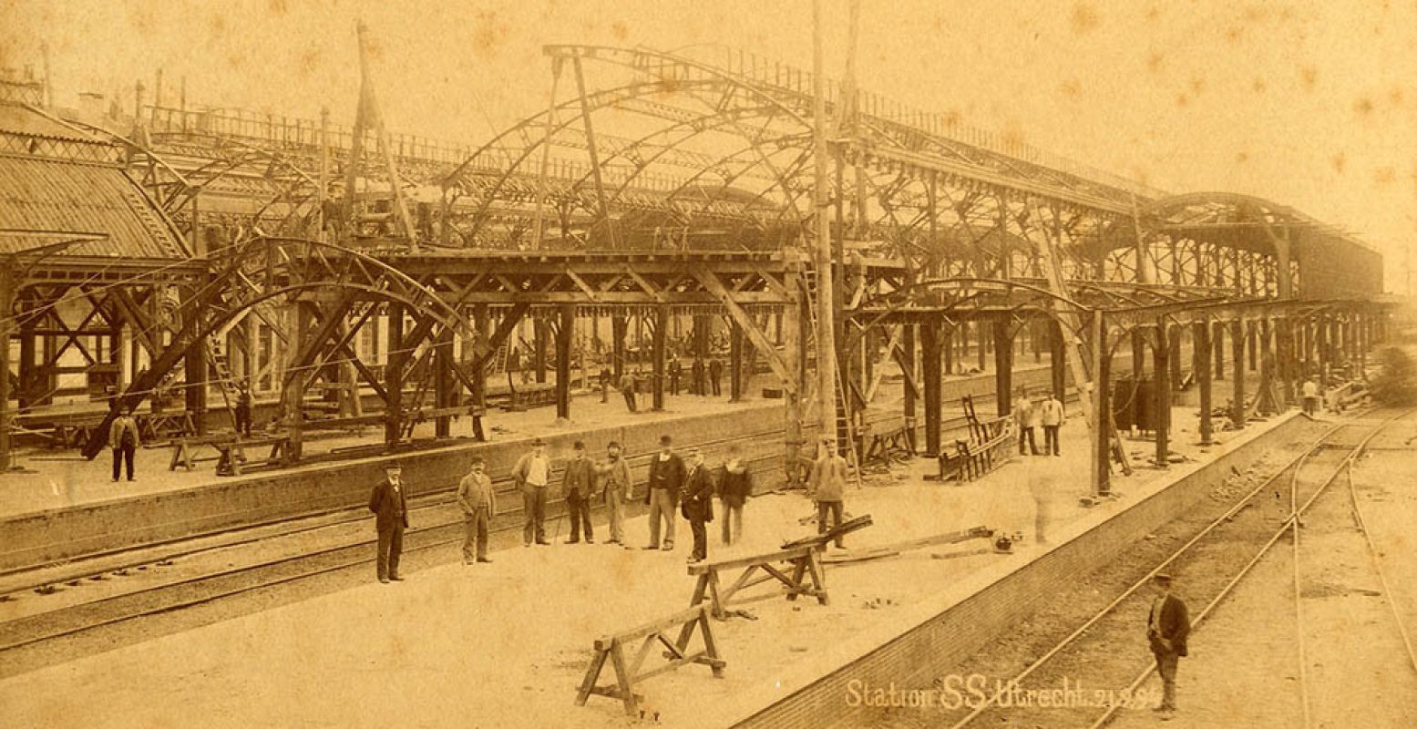Trotse mannen staan klaar voor de foto van de bouw van de perronkap, in 1894. Bron: Het Spoorwegmuseum.