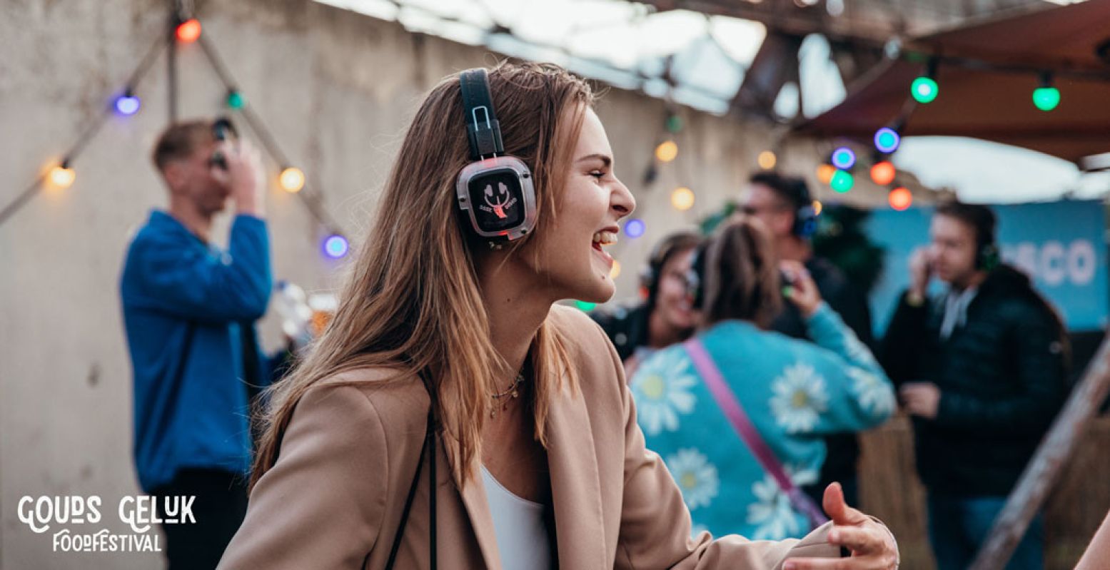 Dans tijdens de silent disco. Foto: Gouds Geluk FoodFestival © Lieke Alblas en Sophie Grasmeijer