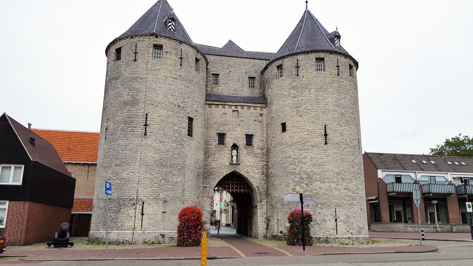 De kant van de poort die Bergen op Zoom naar buiten de stad richtte. Vijanden kwamen hier niet zomaar door. Foto: DagjeWeg.NL / Tonny van Oosten