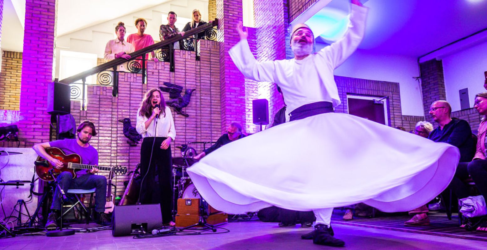 Ga Jazzfietsen in Rotterdam tijdens North Sea Round Town Festival en ontdek interessante concerten op verrassende plekken. Foto: North Sea Round Town © Eric van Nieuwland Ga Jazzfietsen in Rotterdam tijdens North Sea Round Town Festival en ontdek interessante concerten op verrassende plekken. Foto: North Sea Round Town © Eric van Nieuwland