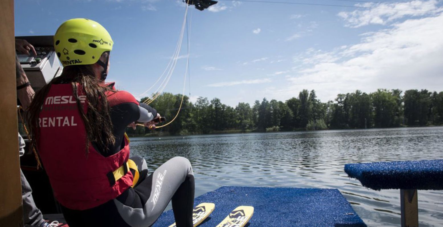 Scheer over het water tijdens een dagje waterskiën! Foto: Waterskibaan de IJzeren Man