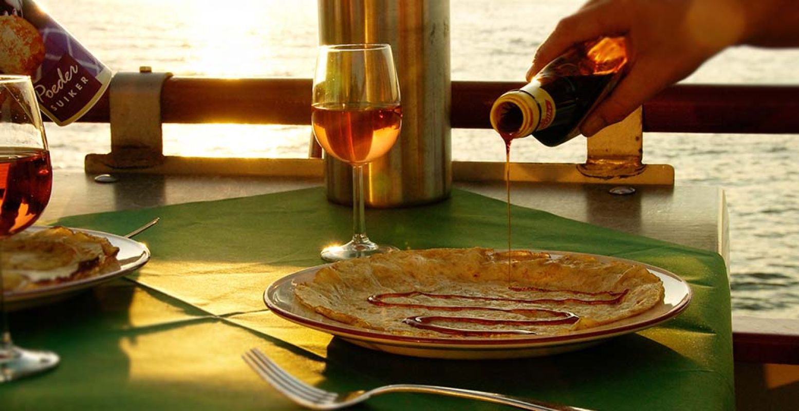 Varen, flirten en pannenkoeken eten op Pannenkoekenboot Nijmegen. Foto: Pannenkoekenboot Nijmegen.