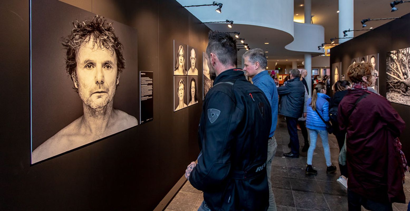 De tentoonstelling Pesten trekt veel bezoekers, ook tijdens de opening. Pesten blijft een onderwerp dat leeft. Foto: Jean-Pierre Geusens in Centre Céramique