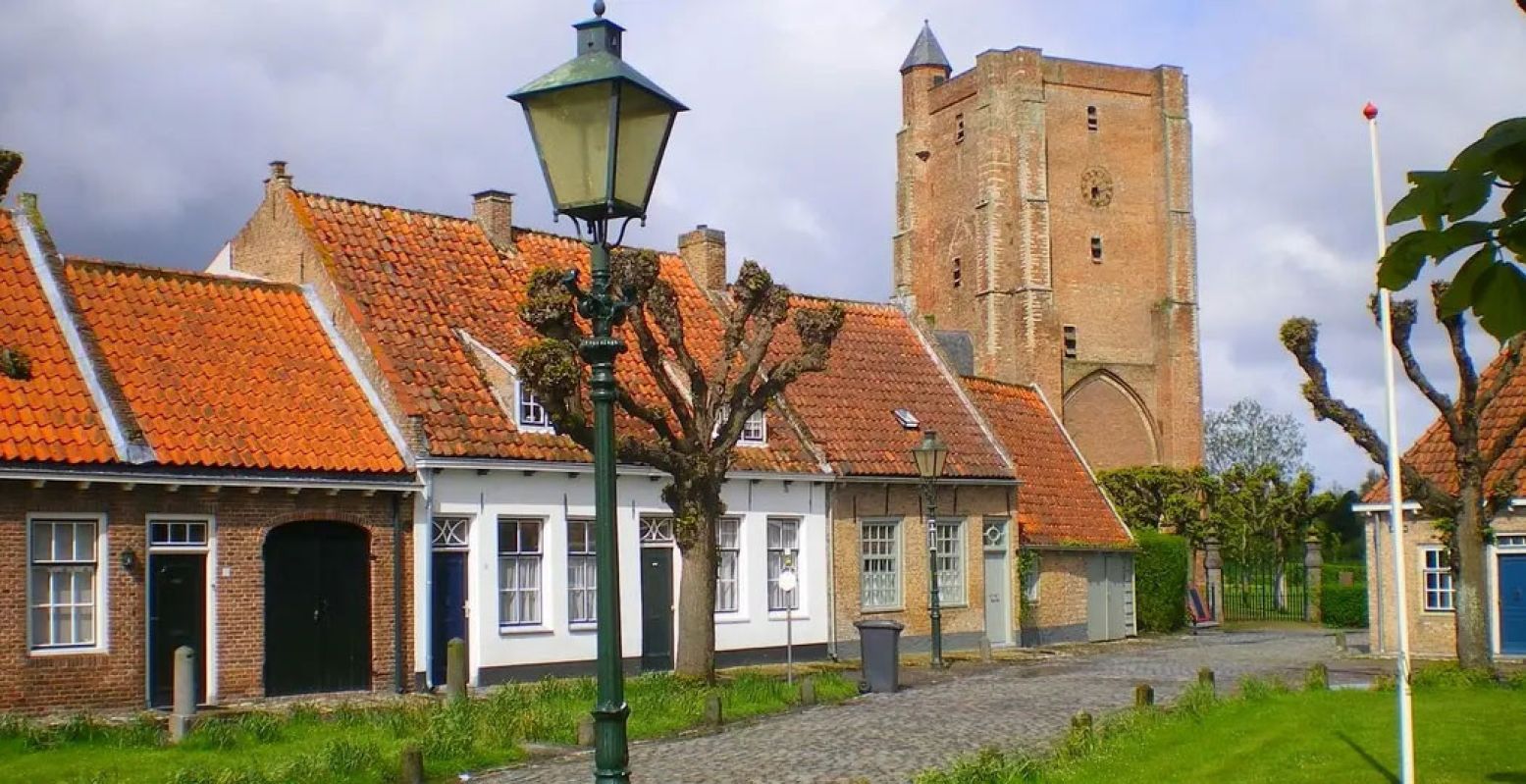 De kenmerkende vierkanten kerktoren in Sint Anna ter Muiden. Foto: Henk Arendse