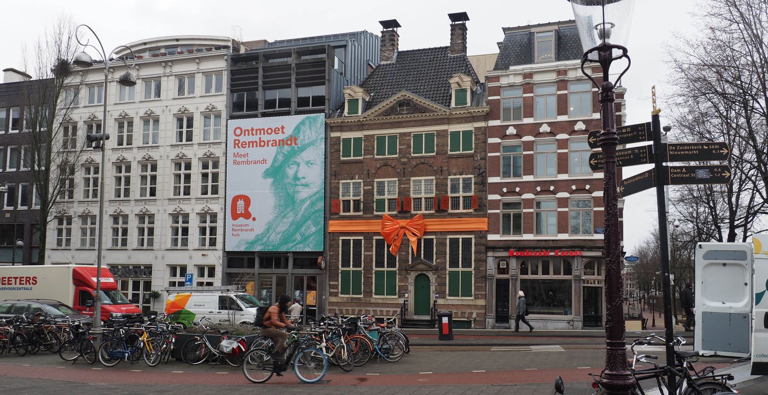 Om de heropening van het Rembrandthuis te vieren zit er een gigantische strik op het gebouw. Foto: Redactie DagjeWeg.NL